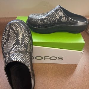 Oofos clogs
